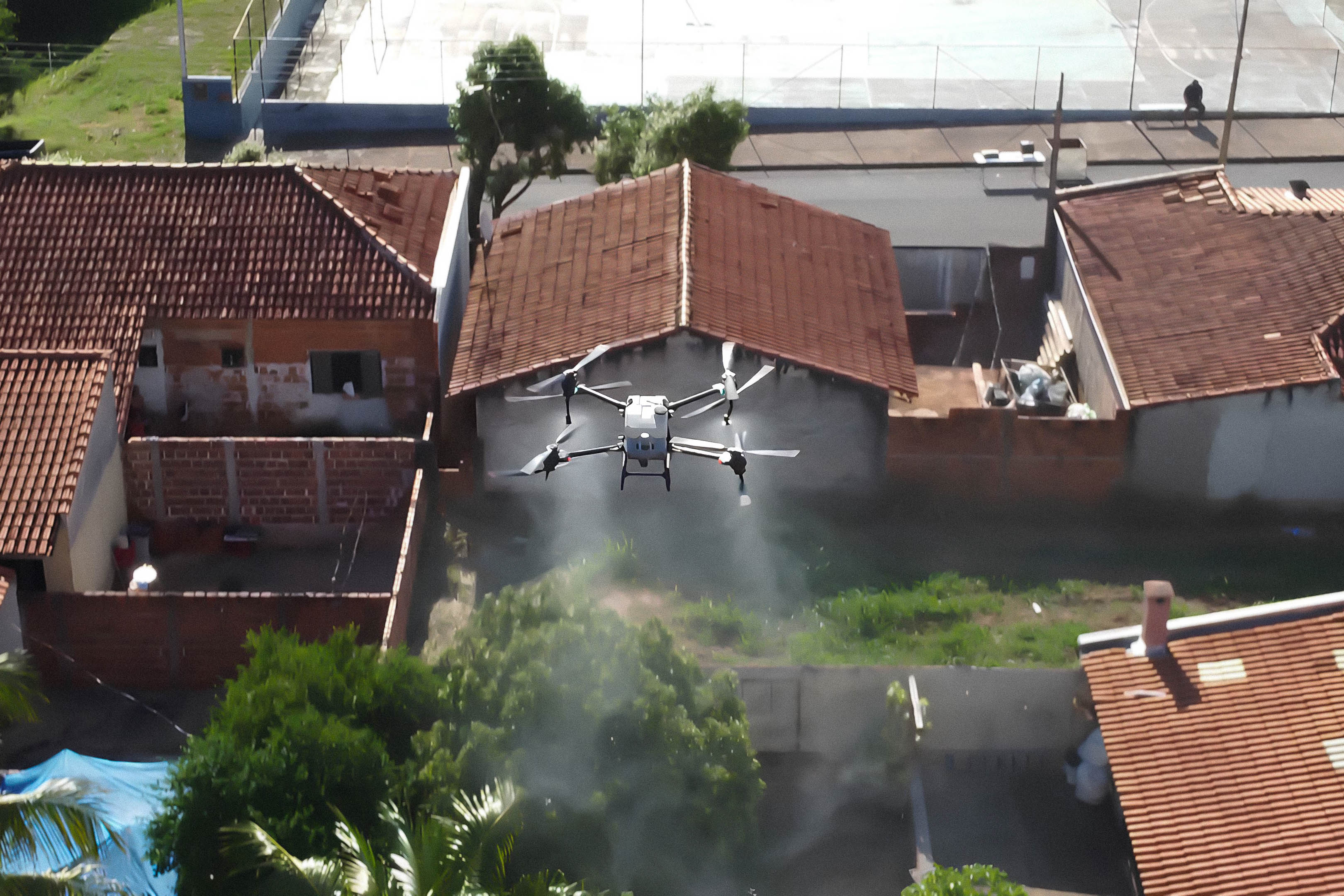 Drone sobrevoa casas dispersando larvicida. Foto: Luís Fernando da Silva / Prefeitura Municipal de Urupês.