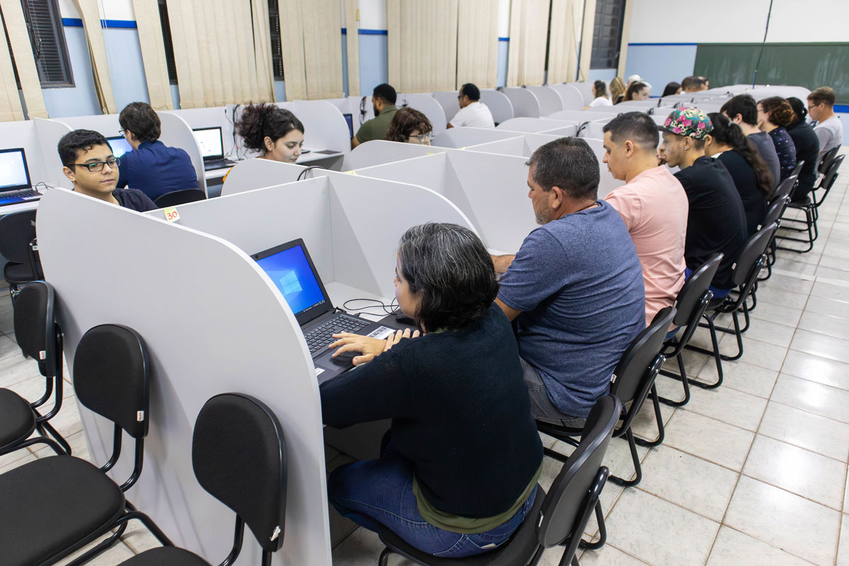 Turma de 2023 da Univesp utilizando os computadores do polo de Urupês. Foto: divulgação.