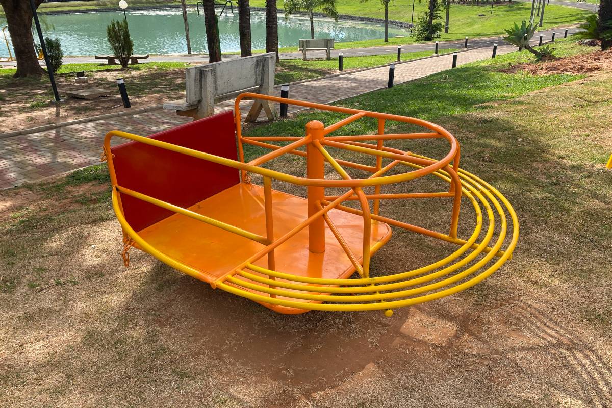 Brinquedos foram instalados no Parque dos Lagos. Fotos: Henrique Alonso Camilo / Prefeitura Municipal de Urupês.
