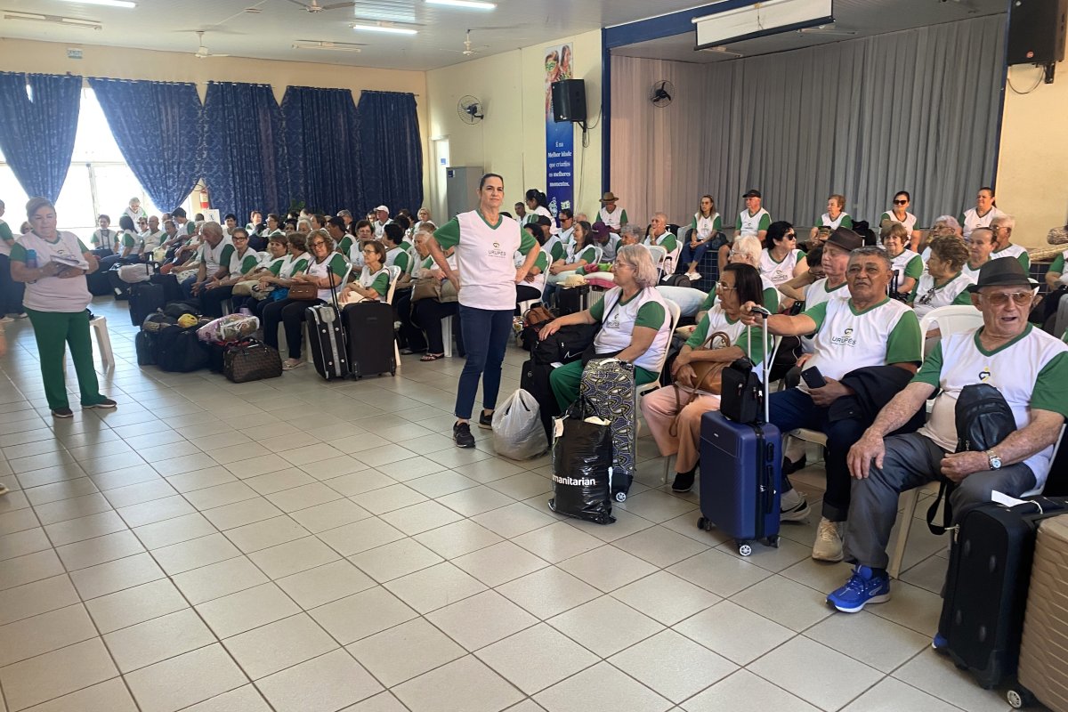 Grupo da Melhor Idade que embarcou a Praia Grande conta com mais de 100 integrantes. Foto: Luís Fernando da Silva / Prefeitura Municipal de Urupês.