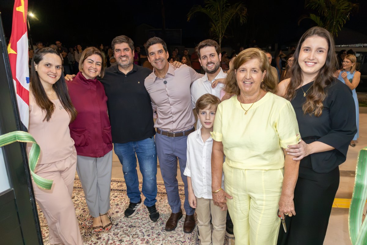 Corte da fita e entrada na unidade, com membros da família do homenageado e da administração.  Foto: Luís Fernando da Silva / Prefeitura Municipal de Urupês.